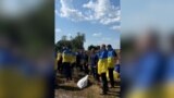 Dočekani ukrajinski vojnici oslobođeni iz ruskog zarobljeništva