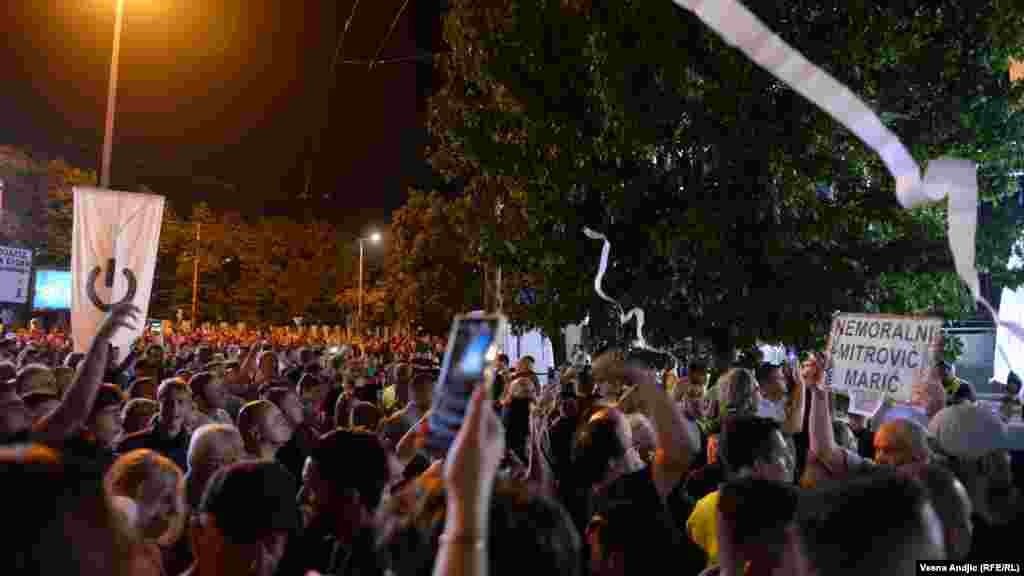 Demonstranti su bacali toalet papir na ovu zgradu i uzvikivali &quot;lopovi&quot;.
