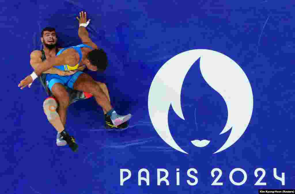 Iranac Alireza Mohmadipiani i Ukrajinac Zhan Beleniuk takmiče se 7. avgusta u polufinalnom hrvačkom meču za muškarce grčko-rimskim stilom do 87 kilograma.