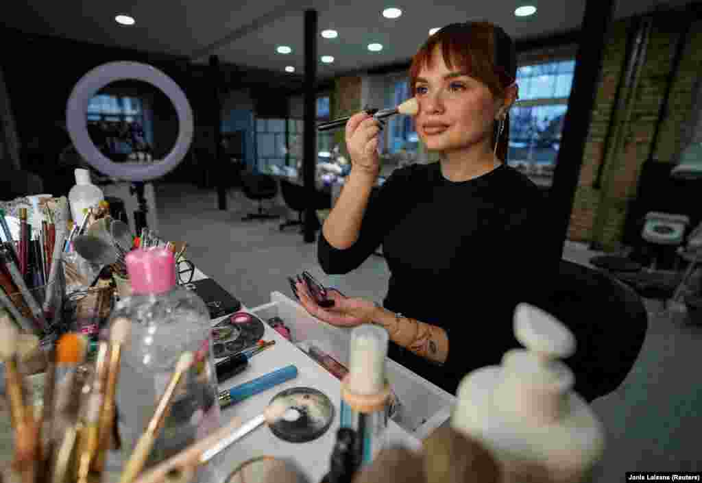 Irinina kozmetičarka, Anastasija Subačeva, koja sada živi u Viljnusu, u Litvaniji, priseća se aprilske večeri kada je naišla na post na društvenim mrežama na kojem je prikazana beživotna ruka. &quot;Prošla sam kroz naše poruke i uporedila njene slike koje sam snimila sa tom slikom. I to je bila ona. Počela sam da vrištim.... Plakala sam na majčinom ramenu, osećala sam se jako prazno i povređeno.&quot; &nbsp;