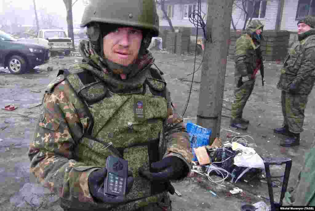 Арсеній Павлов (1983–2016) Павлов був відомий за псевдо «Моторола». Народився в Росії. Працював на автомийці в Ростові-на-Дону. Воювати в Україну приїхав у 2014 році і прославився нещадністю та схильністю до сумбурних дій: хизувався, що стратив 15 українських полонених, а також був знятий на відео, коли обстрілював гранатами випадкові будівлі нібито з метою, як він казав, «розбудити» жителів. У жовтні 2016 року Павлов загинув від підриву вибухового пристрою в ліфті донецької багатоповерхівки, де він жив. В угрупованні «ДНР» заявили, що вбивство здійснила «українська ДРГ». Тогочасний речник МВС України Артем Шевченко написав у фейсбуці, що «Моторола» був знищений «своїми ж спільниками з людиноненависницького терористичного інтернаціоналу». За інформацією журналіста Юрія Бутусова, за ліквідацією Павлова стоїть СБУ