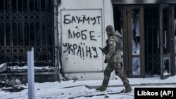Боєць ЗСУ на вулиці Бахмута. Лютий 2023 року