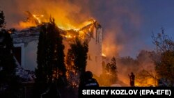 Ukrajinski spasioci rade na gašenju požara na mjestu ruskog raketnog udara na privatne zgrade u Harkivu, na sjeveroistoku Ukrajine, 10. maja.