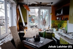 Та ж сама кухня, що й на попередньому фото. Знімок було зроблено в березні 2023 року після вибухів, які вибили шибки в квартирі подружжя