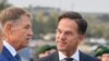 Klaus Iohannis (stânga) anunță că vrea o funcție internațională pentru care SUA au anunțat deja că îl susțin pe olandezul Mark Rutte (dreapta).