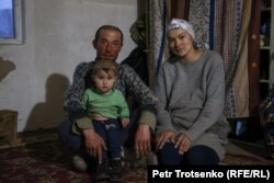 Жамлика Кусаин с семьей на чабанском зимовье. Алматинская область, 3 февраля 2023 года.