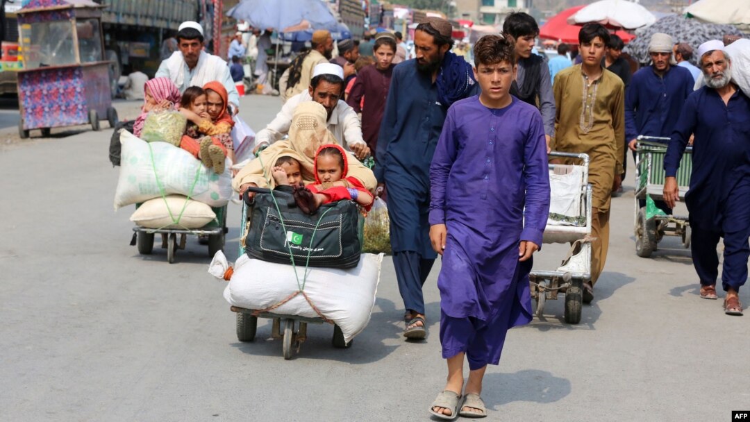 پر تورخم دروازه مزدوران په لاس ګاډو کې ګنډې (غوټې يا پنډې) اړوي ـ انځور له ارشيفه