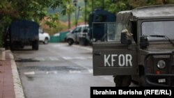 Ilustrativna fotografija, vozilo i pripadnici KFOR-a u Zvečanu na severu Kosova 