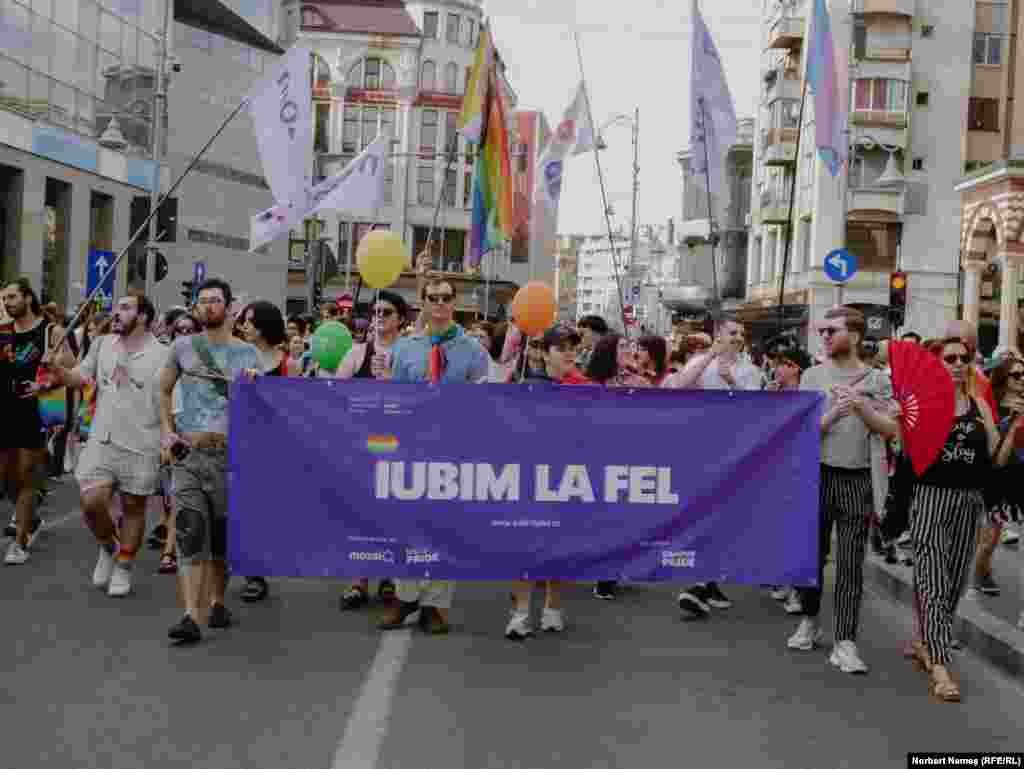 Reprezentanții Asociației MozaiQ, o organizație comunitară care se adresează persoanelor LBGT. 