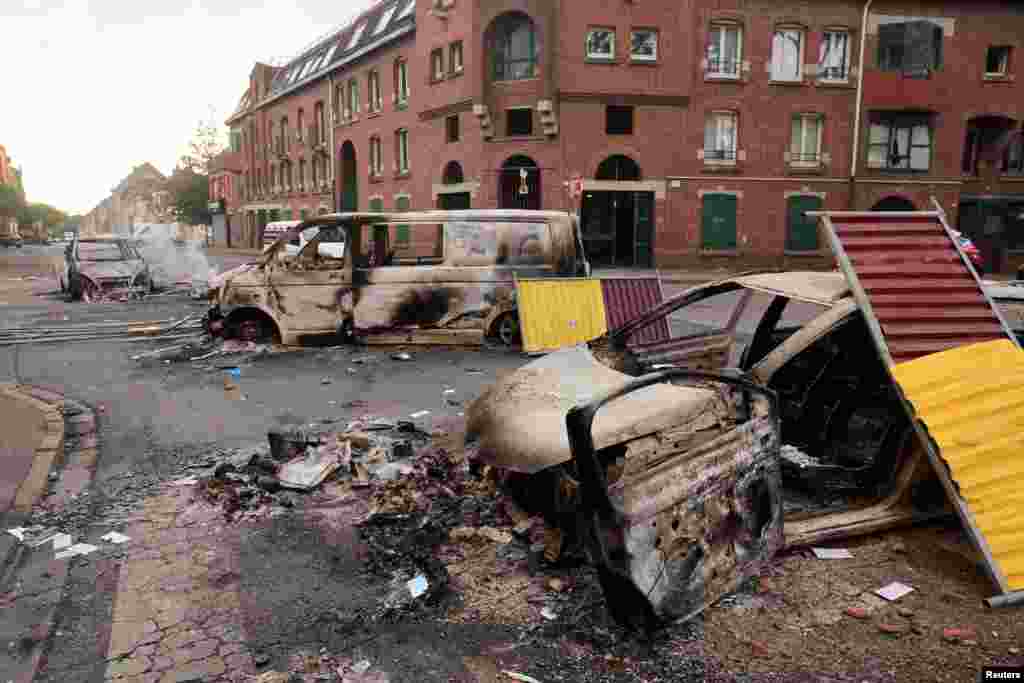 Pogled na ulicu s automobilima, spaljenim tokom noćnih sukoba između demonstranata i policije, u četvrti Alma u Roubaixu, na sjeveru Francuska, 30.juna 2023. 