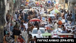 حکومت وايي، د پاکستان ابادي په چټک رفتار زیاتېږي - پخوانی انځور.