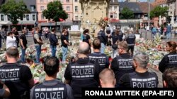 Policajci kod spomenika kolegi ubijenom 31. maja u centru Mannheima, Njemačka, 7. 6. 2024.