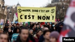 Архивска фотографија, протести во Париз против пензинската реформа на претседателот Емануел Макрон
