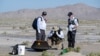 Kapsula sadrži uzorke koji su prikupljeni u oktobru 2020. NASA-inom letjelicom OSIRIS-REx. Na fotografiji se vide naučnici koji su u pustinji Utah došli po kapsulu 24. septembra 2023. 