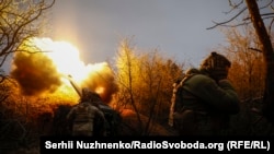 Украинские солдаты на своих позициях открывают огонь из гаубиц по российским войскам. Херсонская область, 12 марта 2024 года
