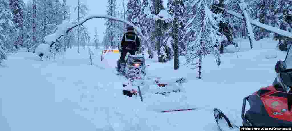 Graničari patroliraju na motornim sankama u regiji Kuusamo, uz Rusiju, u februaru 2023. Veći dio granice Finske s Rusijom od 1.340 kilometara smatra se previše udaljenim i nepristupačnim da bi zahtijevao bilo kakve fizičke barijere. Umjesto toga, 200 kilometara nove ograde biće postavljeno u područjima do kojih se lako dolazi cestom, uglavnom na jugoistoku zemlje, ali i u sjevernoj regiji Laponije.
