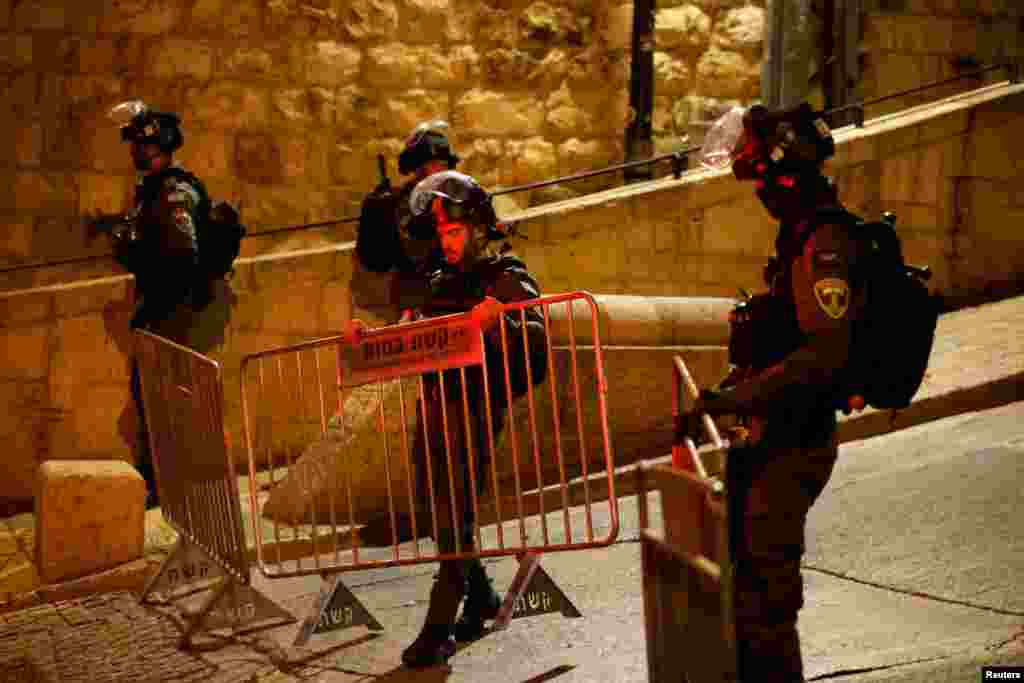 Izraelska policija ispred kompleksa Al-Akse postavljaju ogradu, rano ujutro 5. april. Palestinski militanti odgovorili su raketnom vatrom na Izrael iz Pojasa Gaze pod vlašću Hamasa, što je izazvalo uzvratne izraelske vazdušne napade. Nasilje se dogodilo u vrijeme jačih tenzija, budući da se muslimanski sveti mjesec ramazan poklapa sa jevrejskim praznikom Pesahom.