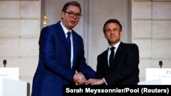 Predsednik Srbije Aleksandar Vučić sa francuskim predsednikom Emanuelom Makronom u Jelisejskoj palati 8. aprila 2024. 