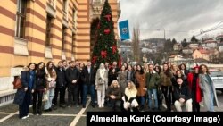 Mladi iz Bosne i Hercegovine, Kosova i Srbije ispred Gradske vijećnice u Sarajevu.