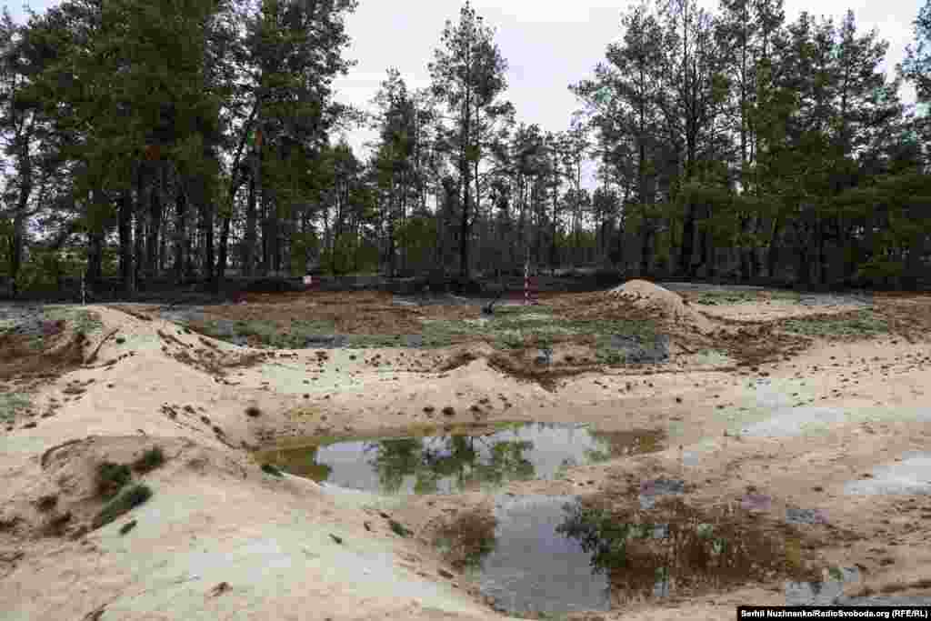 Imaginea 1: Un crater lăsat de bombă la periferia satului Teterivske. Imaginea 2: Urmele aceluiași crater. Mai multe zone din jurul Teterivske nu au fost încă curățate de echipele de geniști. &nbsp;