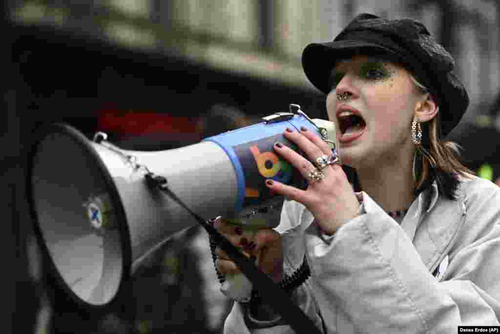 Marchers chanted slogans such as "No teachers, no future" and "Striking is a basic right." The groups have also demanded the repeal of legislation that limits teachers' right to strike. 