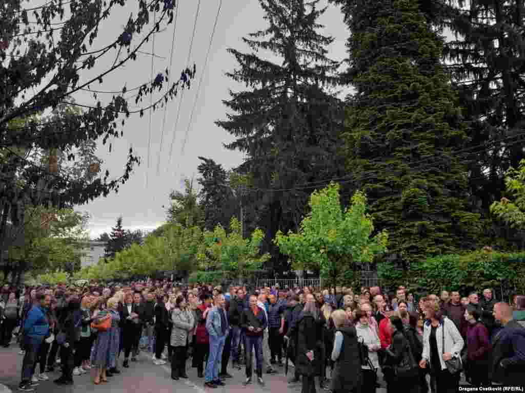 Među demonstrantima u Zvečanu je veliki broj zaposlenih u institucijama koje rade u sistemu Srbije.