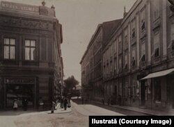 Carte poștală de la 1900 ilustrând strada Rezsö, azi Alba Iulia, unde se afla celebrul magazin de flori al familiei Mühle. La capătul străzii spre Piața Operei (pe atunci Teatrul Nou) se vede un copac, pe al cărui loc se înalță azi Pepiniera cu 1306 plante.