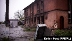 O clădire bombardată în centrul localității Kozacea Lopan, în apropiere de granița cu Rusia, în regiunea ucraineană Harkov.