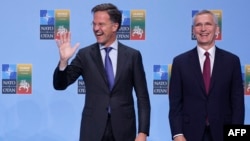 Mark Rutte, proaspăt nominalizat secretar general al NATO, alături de Jens Stoltenberg, șeful NATO timp de zece ani
