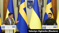 Архивска фотографија, украинскиот претседател Володимир Зеленски и премиерот на Шведска Улф Кристерсон