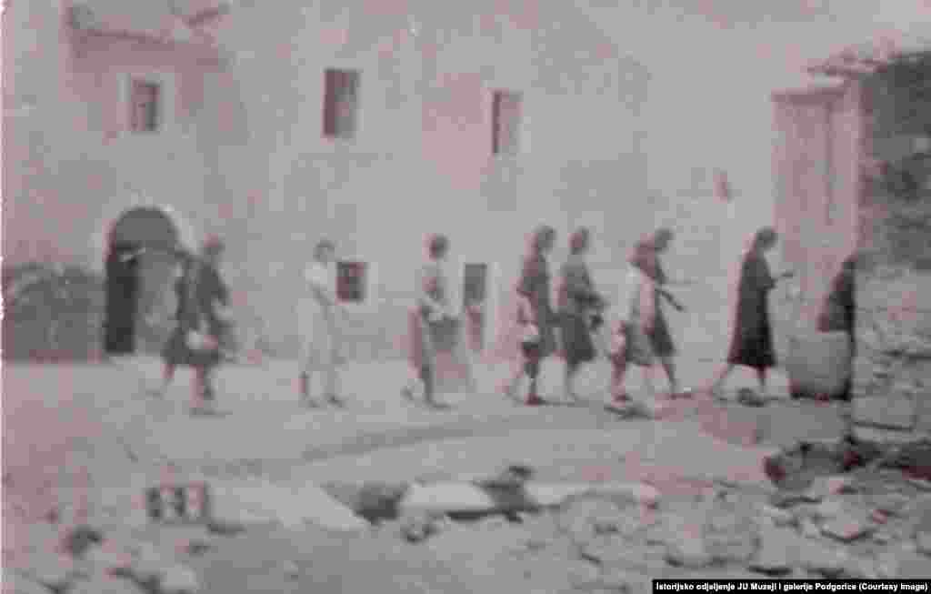 Najburnije i najtragičnije razdoblje najstarijeg podgoričkog zatvora je doba italijanske okupacije do 1944. godine. U njemu su Italijani sprovodili selekciju ko je od zatvorenika za logor, strijeljanje ili vojni sud. Na tajno napravljenoj fotografiji iz 1942. godine zatočenice idu na bunar po vodu. U koloni je i Olga Pajević Vujošević, odlikovana Partizanskom spomenicom, precizirali su iz Muzeja i galerije Podgorice.