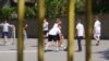 Деца играят футбол в двора на 22. СЕУ „Георги Раковски“ в София.