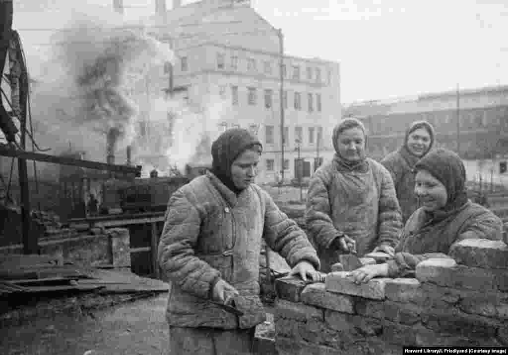 Ця фотографія демонструє відновлення металургійного комбінату в Донецьку. Вона схожа на постановочну – Радянський Союз використовував такі знімки для пропаганди. У той період, коли були зроблені ці світлини, Донбас активно заселяли етнічними росіянами, щоб ті брали участь у відбудові регіону