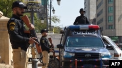 په کراچۍ کې پولیس پر سړک پهره کوي - انځور له ارشیفه. 