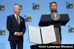 Президент України Володимир Зеленський і президент США Джо Байден (ліворуч) під час заходу, на якому лідери країн «Групи семи» (G7) оголосили Спільну декларацію про підтримку України під час саміту НАТО у Вільнюсі, 12 липня 2023 року