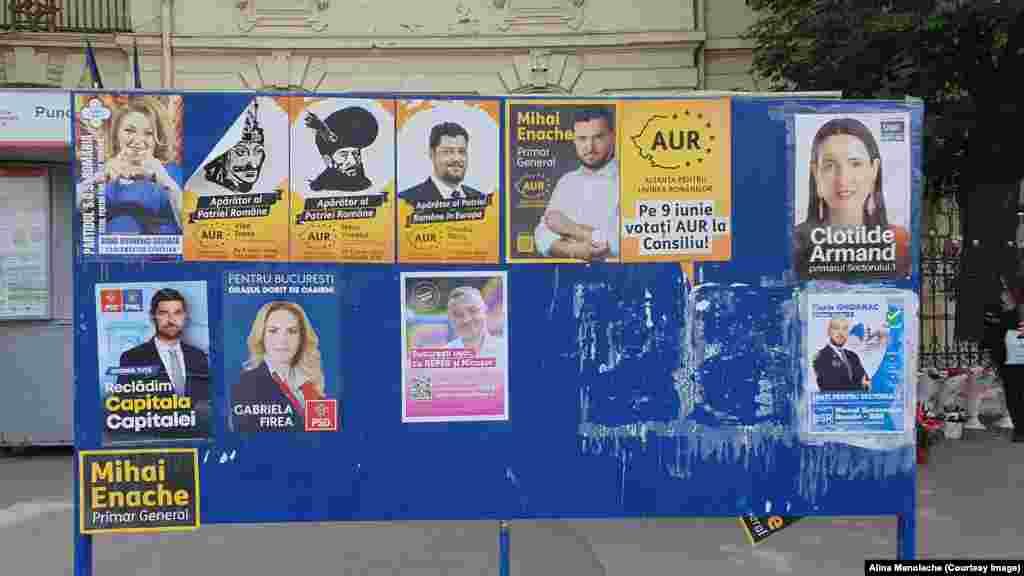 Afișe Electorale în Piața Romană din București, lângă Academia de Studii Economice. AUR ocupă jumătate de panou. În campanie nu mai sunt permise bannerele mari, ci doar afișe cât o coală A3, lipte în spațiile special amenajate. Peisajul de campanie nu este la fel de animat și colorat precum cel de precampanie electorală. 