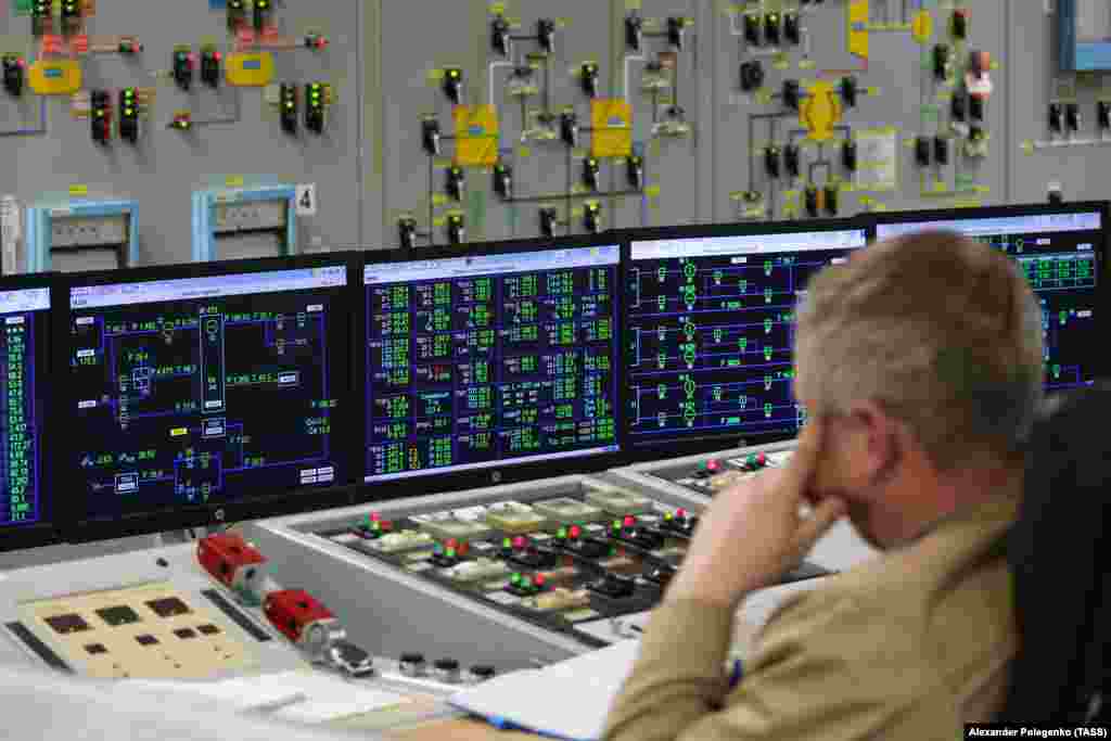 Dežurni u kontrolnoj sobi elektrane. Oko 120 ukrajinskih radnika koji su odbili prihvatiti rusko državljanstvo i potpisati ugovore s ruskom državnom energetskom kompanijom, navodno su u februaru dobili otkaze.