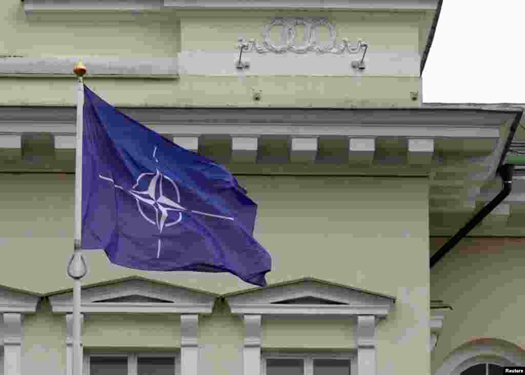 Zastava NATO-a vijori se pored predsjedničke palate u Vilniusu, Litvanija, 10. jula 2023.&nbsp;