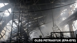 Рятувальники працюють на місці російського удару в Києві, 29 грудня 2023 року