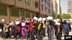 په کابل کې یوشمېر ښځې د خپلو حقونو لپاره مظاهره کوي - پخوانی انځور.