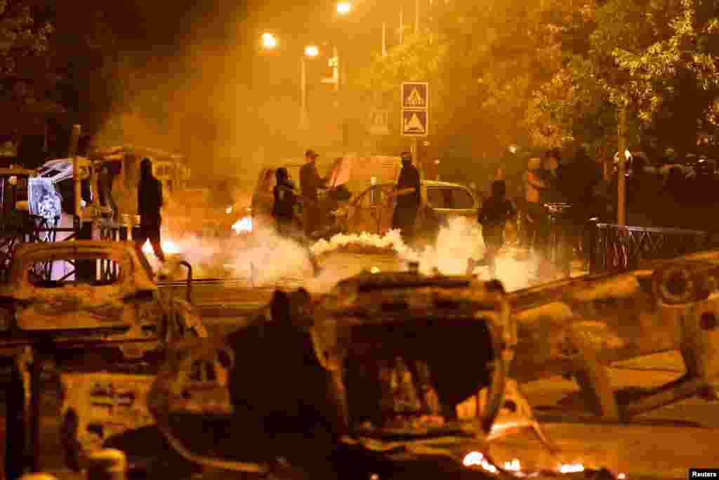 Demonstranti se sukobljavaju s policijom na protestima zbog smrti 17-godišnjaka kojeg je ubio francuski policajac tokom zaustavljanja u prometu, u Nanterreu, predgrađu Pariza, Francuska, 30.juna 2023. 