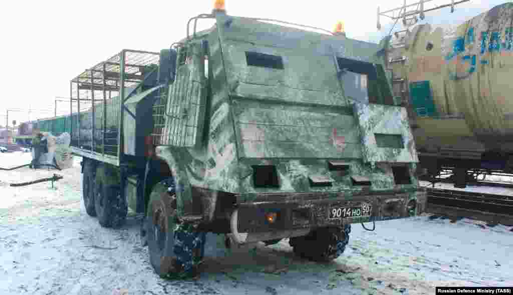 Ovo rusko vozilo za transport goriva, fotografirano na neodređenoj lokaciji u, kako Kremlj naziva &quot;zonom specijalne vojne operacije&quot;, imalo je drvene letvice postavljene preko vozačeve kabine. Na prednjem dijelu bila mu je ispisana crvena petokraka.