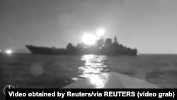 Скриншот із відео, поширеного 4 серпня 2023 року. На відео морський дрон наближається до російського десантного корабля «Оленьогірський гірник» поблизу порту Новоросійська, Росія