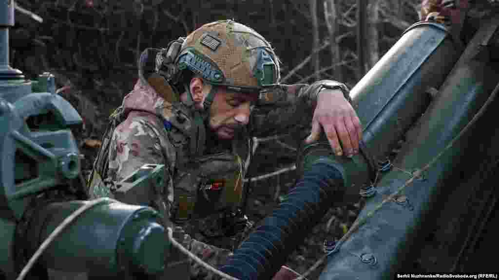 "Da nismo imali ovo oružje, već bismo izgubili rat", rekao je jedan ukrajinski vojnik o haubicama M777 koje se koriste na linijama fronta. Ukrajinski predsjednik Volodimir Zelenski rekao je da vidi "šansu za pobjedu" Ukrajine nad ruskim snagama nakon što je Predstavnički dom SAD usvojio dugo odlagani zakon o pomoći koji je kritičano važan za odbranu Ukrajine.