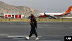 په کابل هوايي میدان کې يو طالب د ګزمې په حال کې دی ــ انځور له ارشيفه
