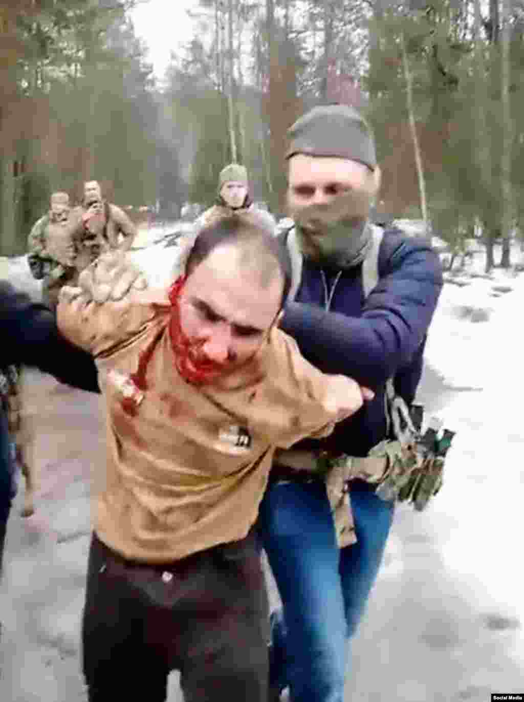Saidakram Rajabalizoda kako ga odvode nakon što su mu navodno uniformirani ljudi odsjekli uho u šumi u regiji Brjansk, 23. marta. Telegram profil Russian Gray Zone, koji je povezan s grupom Wagner, objavio je video na kojem se navodno vidi kako Rajabalizodi odsijecaju uho i kako ga sigurnosni službenici tjeraju da ga pojede. Muškarac na snimku viče na njega riječima: &quot;Žvači, gade! Rasjeći ću te i gurnuti ti u usta&quot;.