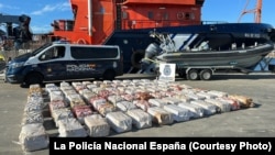 Španska policija zaplijenila je 2.300 kilograma kokaina u ribarskom čamcu kod obale Viga u Španiji, povezanom s balkanskim narko-kartelom. Španija, 16. septembar 2023.