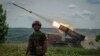 Пукање кон руските позиции во близина на Бахмут на линијата на фронтот во регионот Доњецк, Украина, на 21 јуни.