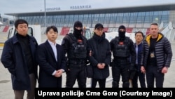 Izručenje Han Čang Juna (četvrti s lijeva) južnokorejskim zvaničnicima na aerodromu Podgorica. 5. februar 2024.