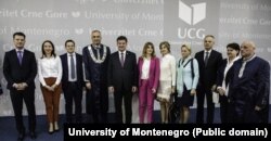 Rektor Univerziteta Crne Gore Danilo Nikolić uručio je počasni doktorat Miroslavu Lajčaku maja 2019.